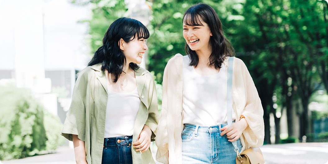 歩いて登校している様子