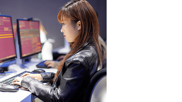 液晶タブレットでイラストを描く学生