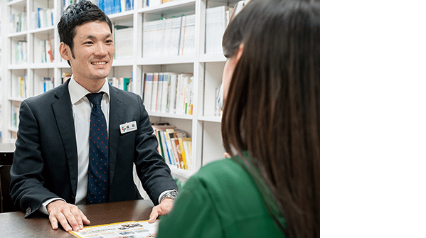 学生の相談にのるキャリアセンターの先生