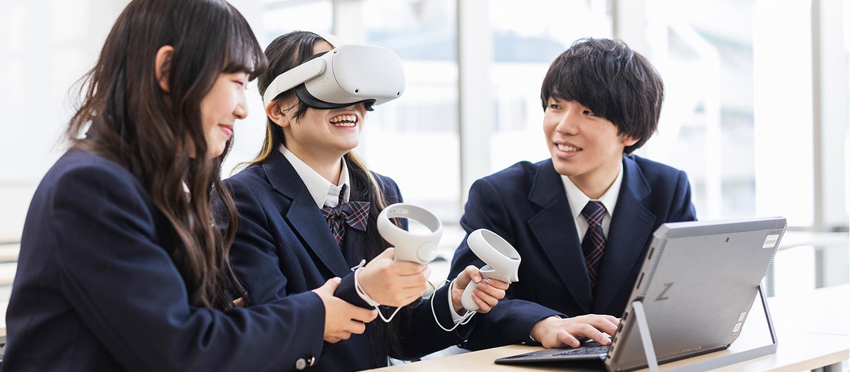 VRを体験する学生たち