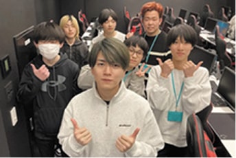 Lazz選手と記念撮影をする学生たち