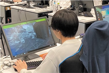 eSports大会に参加する学生