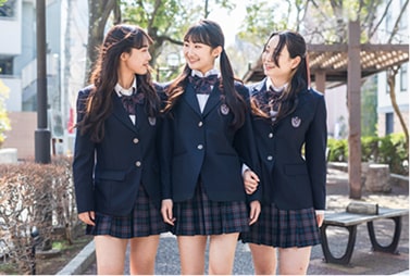 友達と仲良く話す学生たち