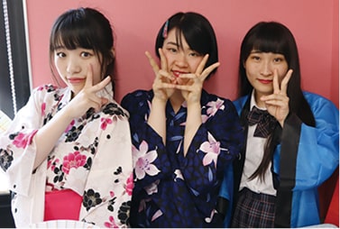 浴衣を着て記念撮影をする学生たち