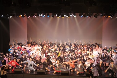 舞台で記念撮影をする学生たち