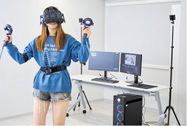 VRを体験する学生