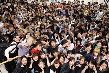 記念撮影をする学生たち