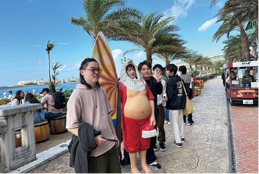 海外研修先で記念撮影をする学生たち