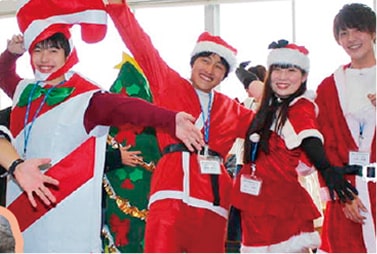 サンタ衣装に身を包む学生たち