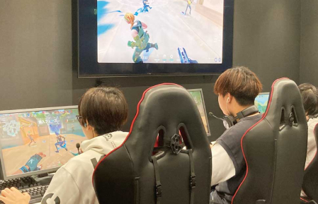 e-sportsの練習を行う学生たち