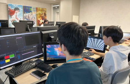 パソコンを使った専門スキルを学ぶ学生たち