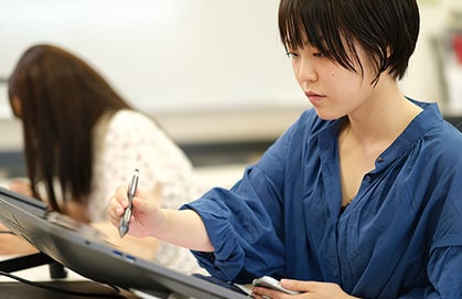 ペンタブレットでイラストを描く学生