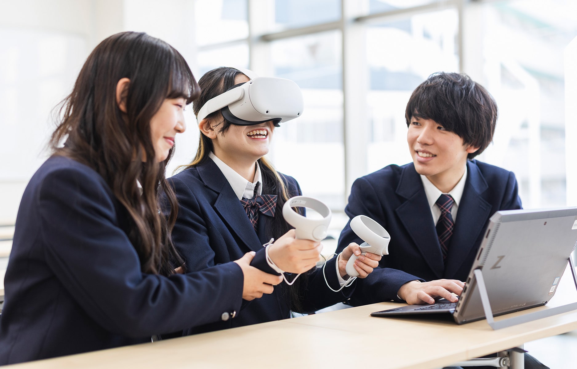 VRを体験する学生たち