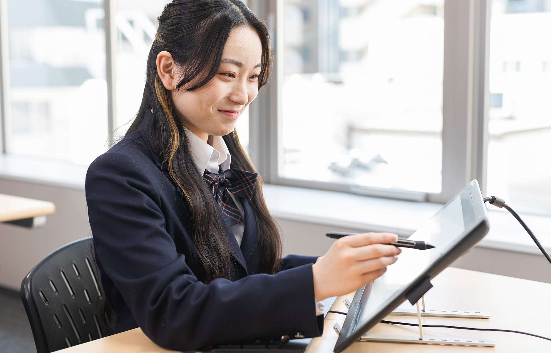 液晶タブレットに書き込む学生