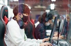 e-sportsを学ぶ学生